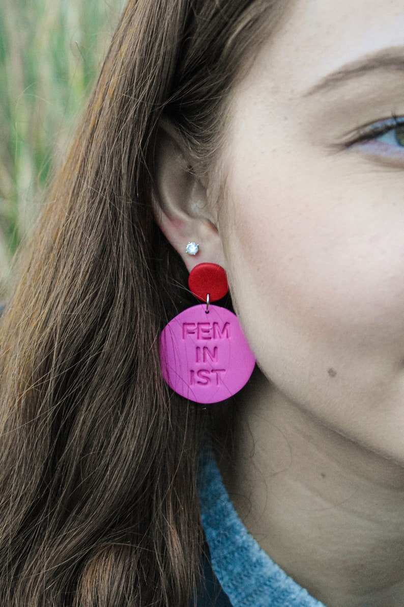 Pendientes colgantes de arcilla polimérica feministas, pendientes colgantes llamativos en rosa y rojo, justicia social, pendientes desiguales, pendientes extravagantes, pro elección imagen 5
