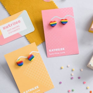 Rainbowlee レインボーポリマークレイステートメントスタッドイヤリング、プライドカラフルマルチカラーアーチ、かわいいカラフルイヤリング、彼女へのギフト