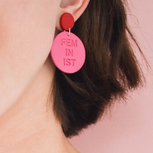 Pendientes colgantes de arcilla polimérica feministas, pendientes colgantes llamativos en rosa y rojo, justicia social, pendientes desiguales, pendientes extravagantes, pro elección imagen 2