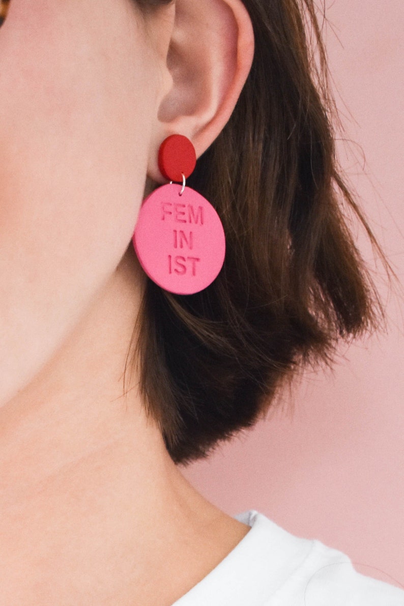 Pendientes colgantes de arcilla polimérica feministas, pendientes colgantes llamativos en rosa y rojo, justicia social, pendientes desiguales, pendientes extravagantes, pro elección imagen 2