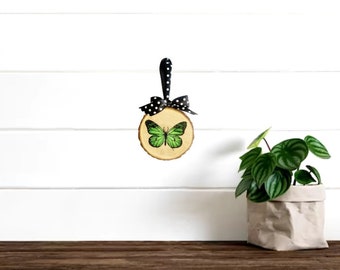 Papillon vert peint à la main Art acrylique Tranche de bois d’érable naturel Bord vivant / Ornement de décoration murale / Cadeau de pendaison de crémaillère
