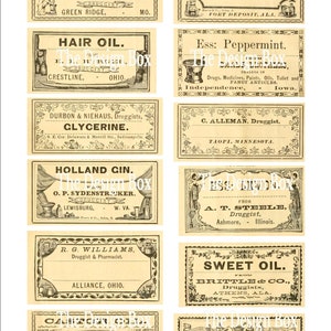 Pu&ograve; includere: Una collezione di etichette di farmacia vintage con bordi e testo decorativi. Le etichette pubblicizzano vari prodotti, tra cui olio per capelli, menta piperita, glicerina, gin olandese, olio dolce e bicarbonato di sodio. Le etichette sono stampate su carta color crema con inchiostro nero.