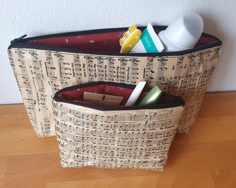 Tasche aus alten Notenblättern, Kosmetiktasche, Mäppchen oder Kulturbeutel für Musikliebhaber