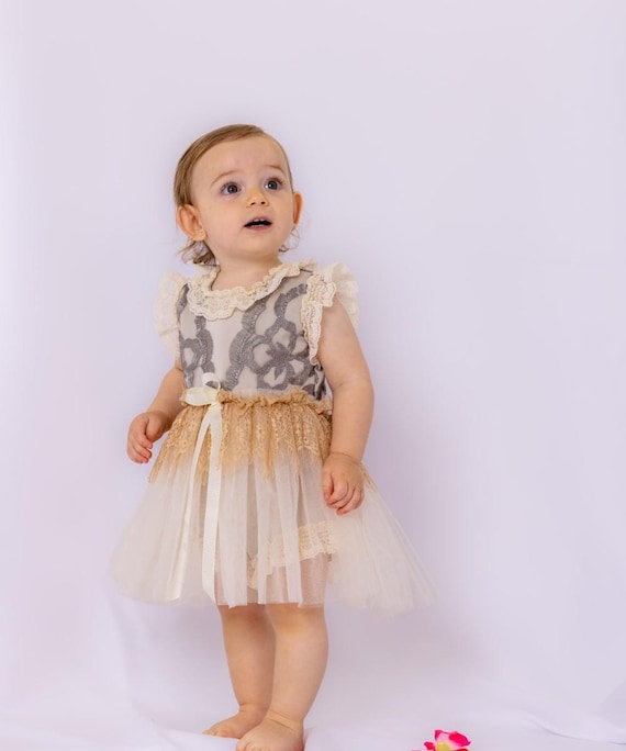 Body de bebé en tonos tierra con encaje y tul, elegante atuendo