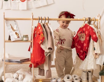 Hölzerner Montessori-Schrank, Kleiderständer und Kinderzimmer-Aufbewahrung, Garderobenständer, Holzkleiderrahmen, minimale Kinderzimmermöbel
