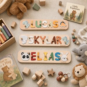 以下が含まれることがあります： LUCAS、SKYLAR、ELIASという名前が記された3つの木製ネームパズル。各パズルボードには、掴むための小さな木製ペグが付いたカラフルで厚みのある文字が含まれており、恐竜、パンダ、ウサギのイラストで装飾されています。