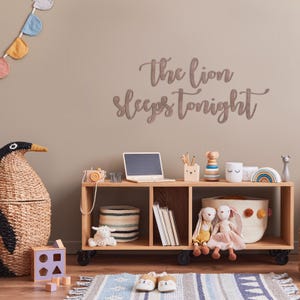 Wandschild aus Holz, Kinderzimmer Dekor, The Lion Sleeps Tonight Holzschild