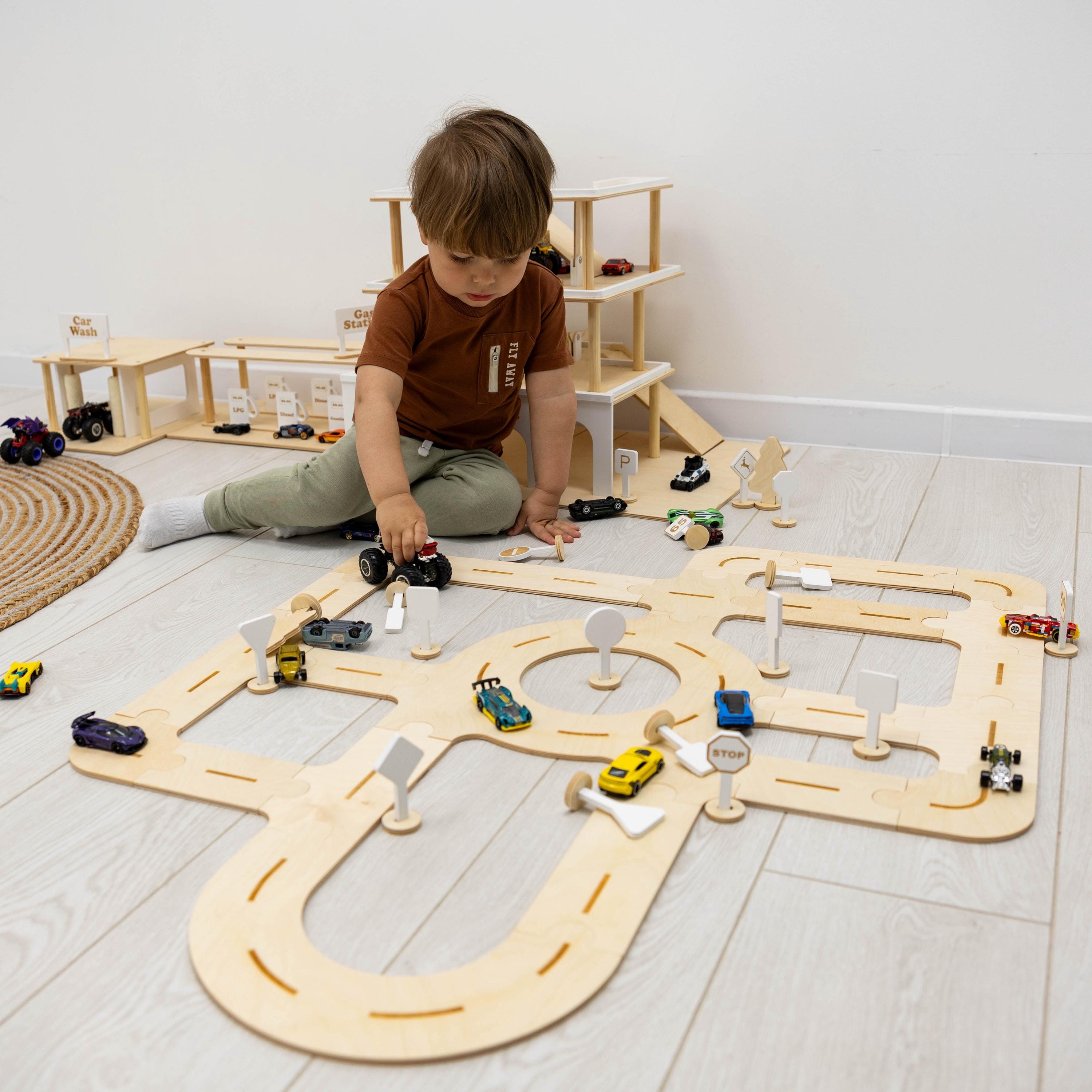 Ergänzungen für Spielzeugauto Parkgarage, Autowäsche aus Holz Tankstelle Autospur, Montessori Spielzeug für Jungen von ChildUniverse