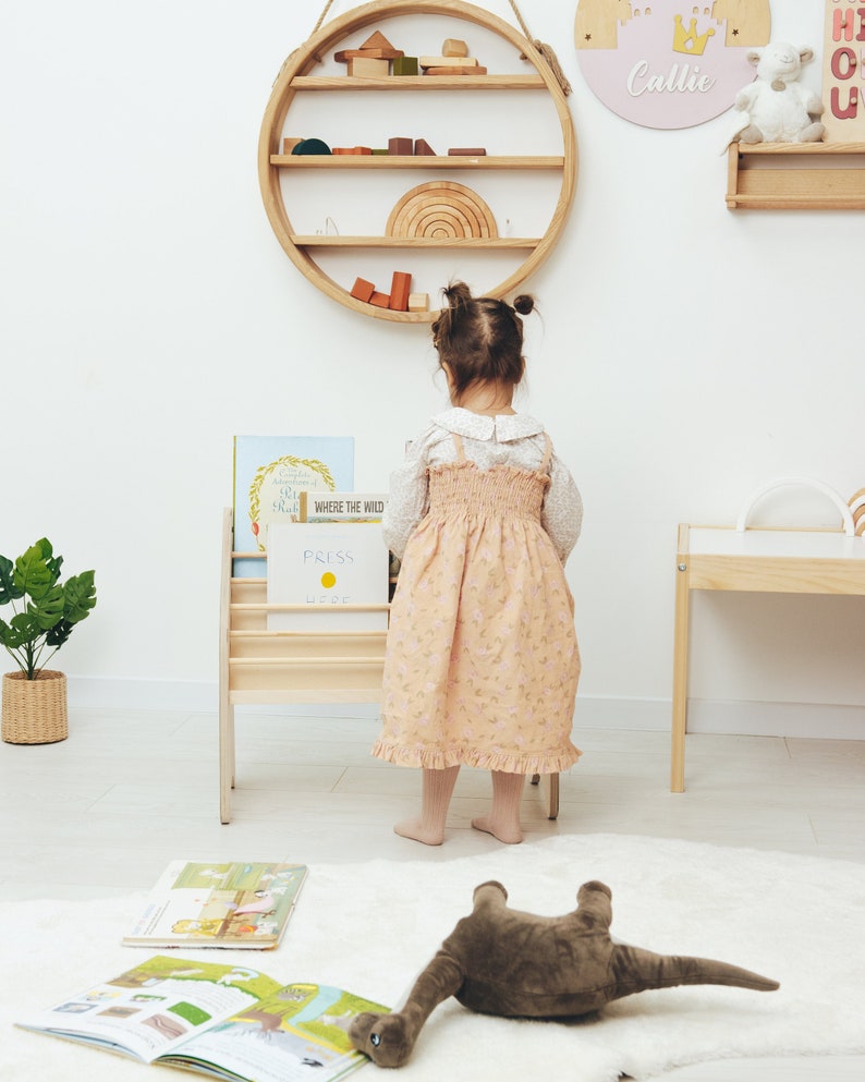 Bokhylla för barnrum, bokhylla i trä, bokställ för barn, Montessorimöbler, 1-årspresent, böcker som vetter mot framsidan bild 9
