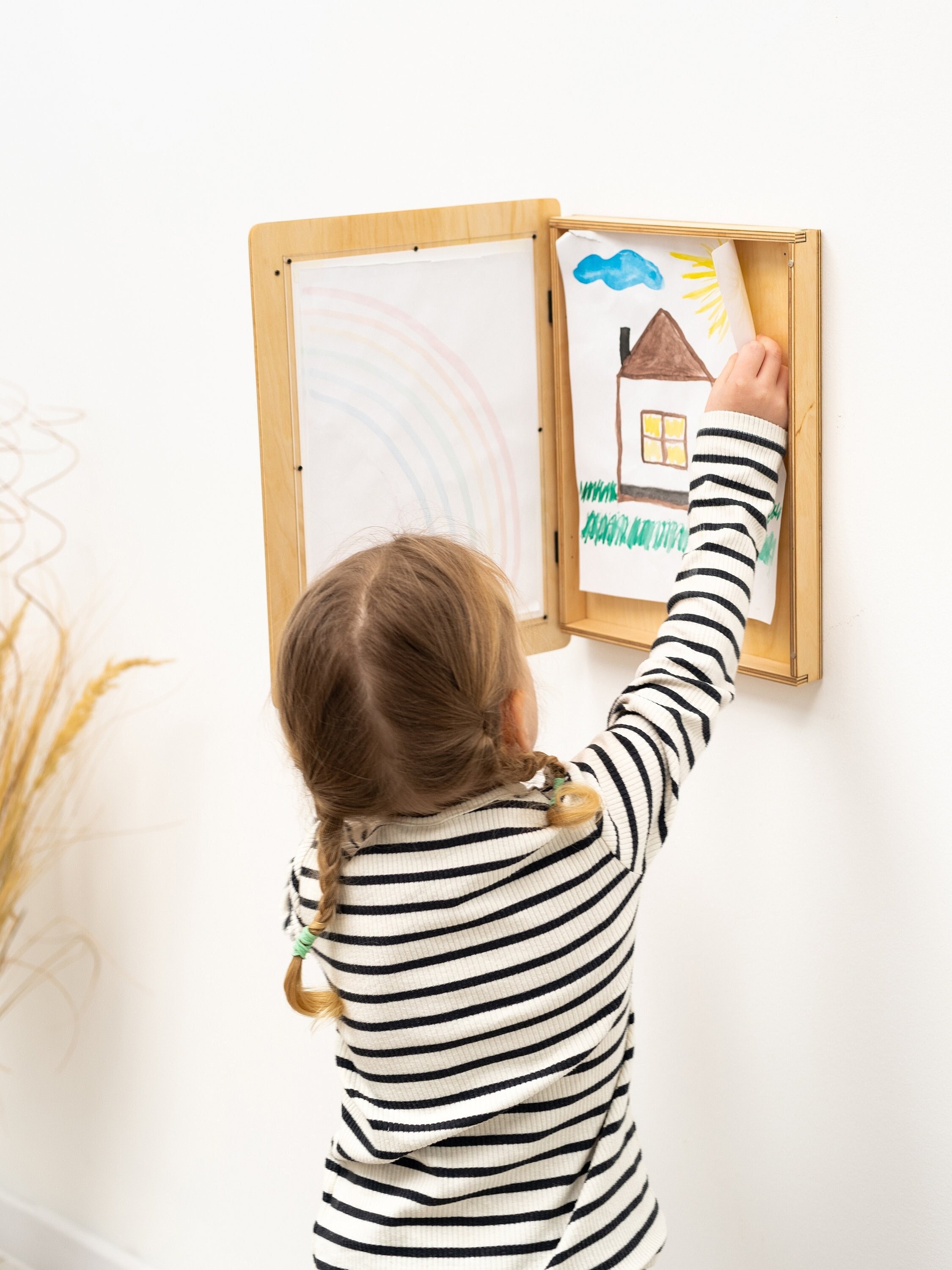 Cornice Per Disegni Bambini Krobby - A4, Apertura Magnetica Frontale, Contiene Fino A 150 Fogli, Bianca