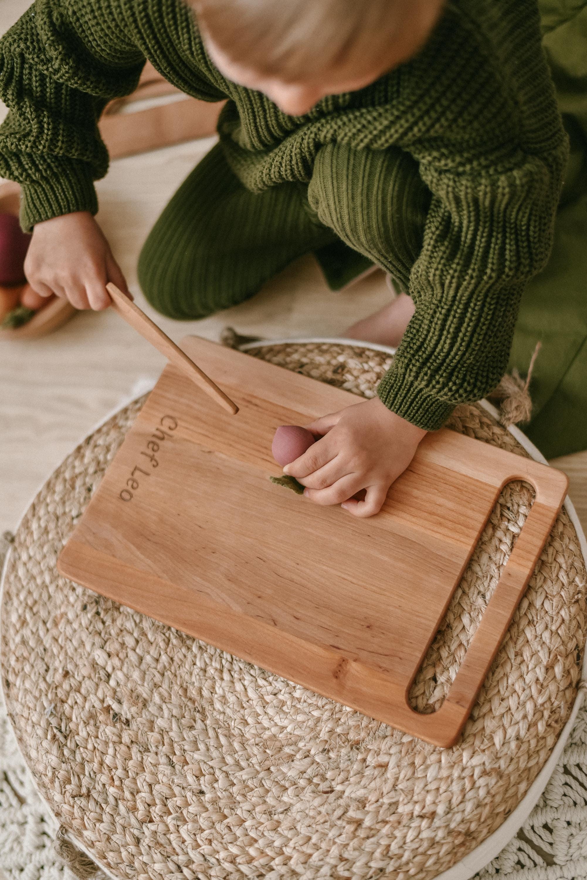 LETTO & TAILOR Set Di Coltelli In Legno E Plastica Per Bambini 27 Pezzi - Sicuri Per Tagliare Frutta E Verdura, Con Tagliere, Pelapatate E Guanto, Regalo Cucina