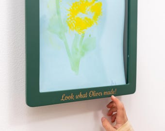Decoración infantil personalizada, marco para obras de arte infantiles intercambiables, expositor y almacenamiento de arte en madera.