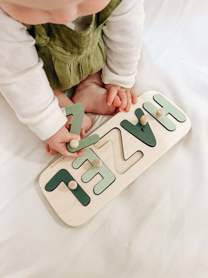 Neues Baby Geschenk Holz Namen Puzzle für Kleinkind Montessori Puzzle, Erstes Geburtstagsgeschenk für Baby Jungen Baby Mädchen, Holzspielzeug, individuelles Geschenk für Kinder Bild 1