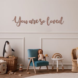 Placa "Você é tão amado", Scripts de parede de madeira, Decoração de quarto infantil, Quarto de bebê para berçário, Arte de script de parede de madeira para berçário, Arte de madeira para parede