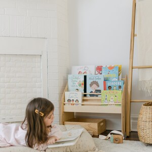 Bokhylla för barnrum, bokhylla i trä, bokställ för barn, Montessorimöbler, 1-årspresent, böcker som vetter mot framsidan bild 10