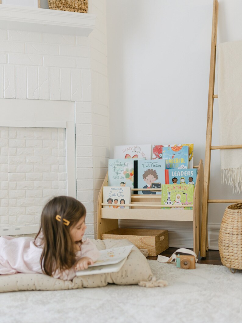 Bokhylla för barnrum, bokhylla i trä, bokställ för barn, Montessorimöbler, 1-årspresent, böcker som vetter mot framsidan bild 10