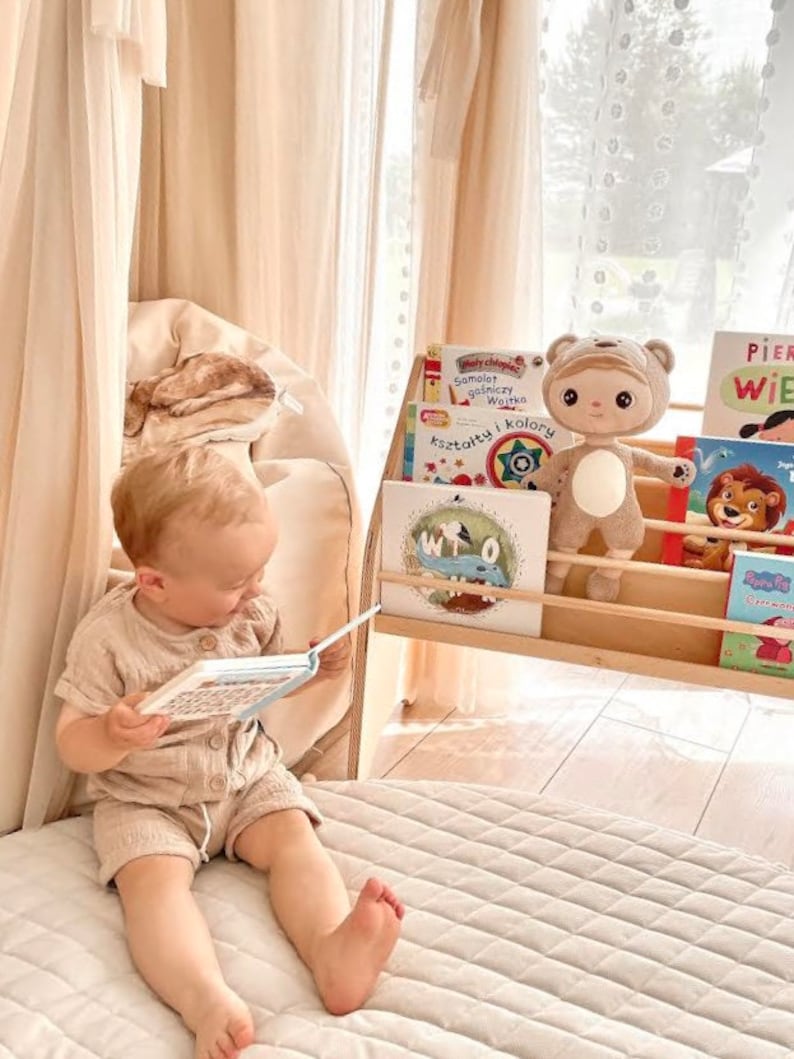 Bokhylla för barnrum, bokhylla i trä, bokställ för barn, Montessorimöbler, 1-årspresent, böcker som vetter mot framsidan bild 2