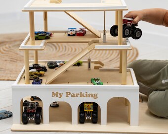Tryco Garaje De Aparcamiento De Madera – 3 Plantas Con Ascensor, 4 Coches, Helicóptero Y Señales, Personalizable Con El Nombre Del Niño, A Partir De 3 Años