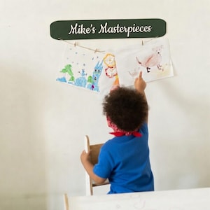 Aangepaste naam kinderkunstlijst, houten tekendisplay met clips, houder voor montessorikunstwerk