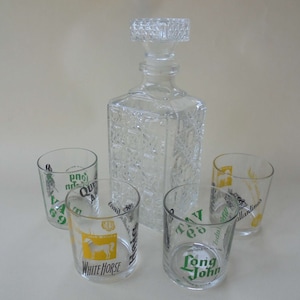KARAFFE, WHISKY-Karaffe und 4 GLÄSER – Vintage 70er: Schwarz & Weiß – Long John – White Horse …