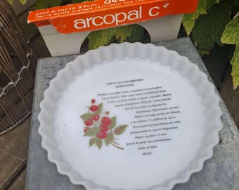 Plat à tarte ARCOPAL avec décor de recette de la tarte aux framboises meringuée.