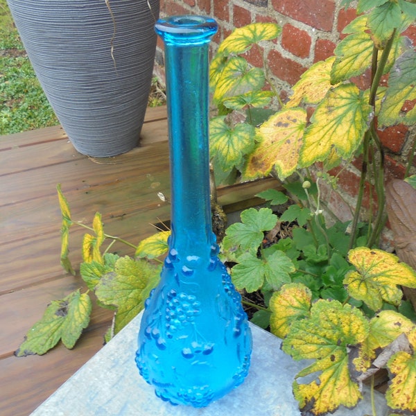 Bouteille carafe bleue originale très haute avec grappes de raisins cerises