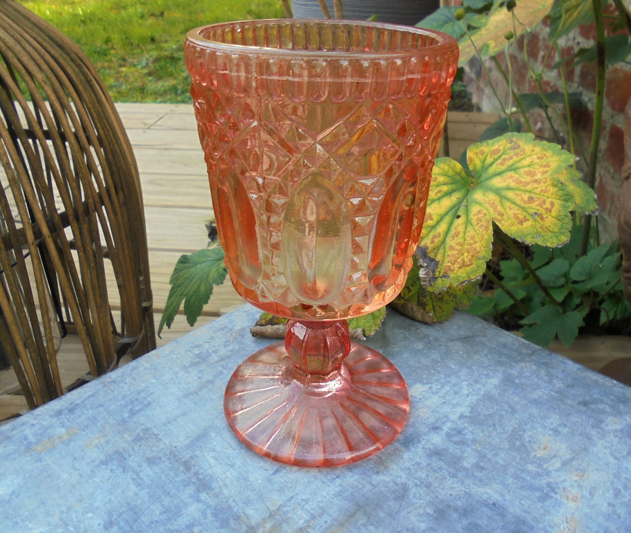 Vase Pied Rose de 17 cm Hauteur sur Base d'un Verre à Facettes
