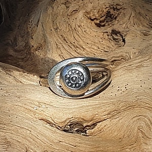 Small asymmetrical flower or mandala ring in 925 silver.