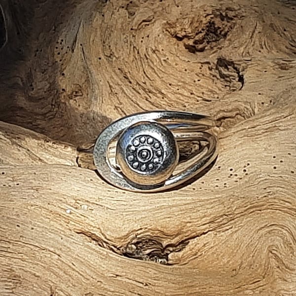 Petite bague asymétrique fleur ou mandala en argent 925.