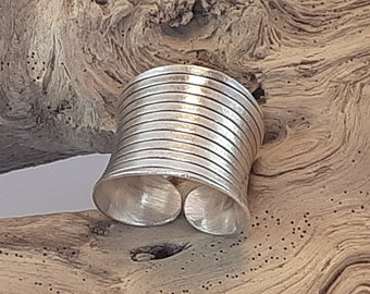 Large wide striped ring in 925 silver, adjustable size.