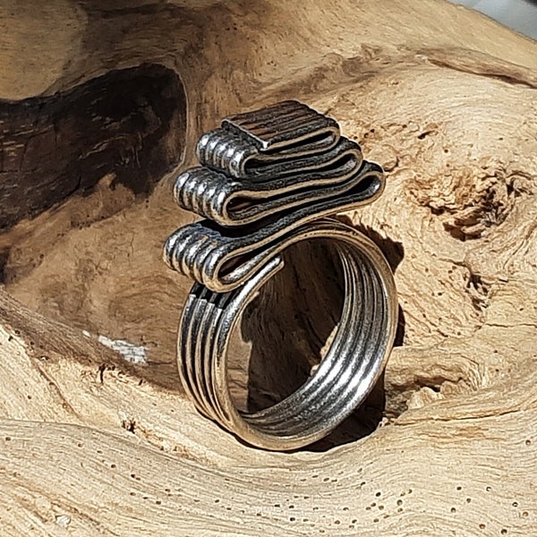 Bague "ruban" en argent massif, très originale et ajustable.