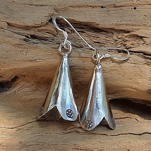 Floral bell earrings in 925 silver.