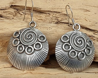 Boucles d’oreilles style ethniques, rondes, en argent massif.