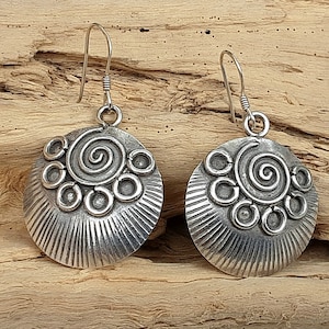 Ethnic style earrings, round, in solid silver.