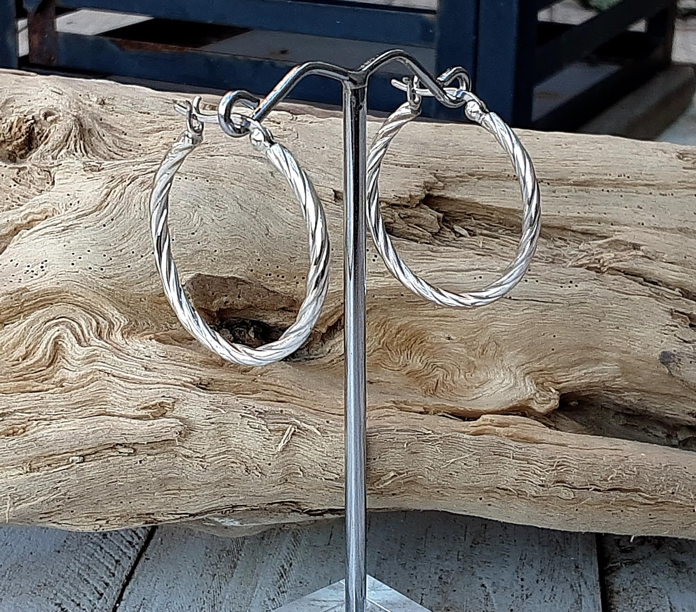 Orecchini A Cerchio Ritorti 60 Mm – Maxi Hoop Intrecciati, Metallo Placcato Argento, Chiusura A Incastro, 6g