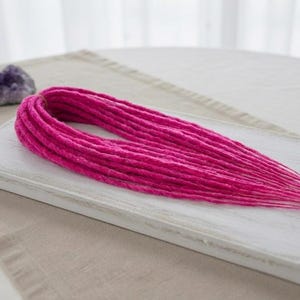 Rastas sintéticas, extensiones de rastas, rastas magenta rosa
