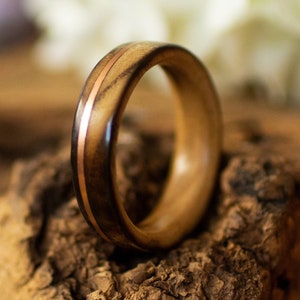 Bague en bois de frêne brûlé : Alliance faite main avec incrustation de cuivre