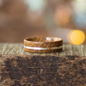 Ring van gerecycled eikenhout, zilveren inlegring, houten verlovingsring