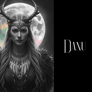 Puede incluir: Ilustración digital en blanco y negro de una mujer con una corona con cuernos y joyas elaboradas. La palabra "DANU" se muestra en blanco. Una luna llena se ve en el fondo, con un tema gótico.