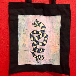Beetlejuice Sandwurm Einkaufstasche, Hand bemalt Die Tasche, Gothic Tasche, Tim Burton Tasche, Halloween-Tasche, gruselige Geschenke, Halloween-Geschenke