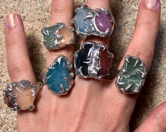 Anillo de metal líquido puntiagudo con piedras de cristal: anillo gótico grunge de estilo hada con soldadura suave, anillo de declaración abstracta, gótico de metal fundido hecho a mano.