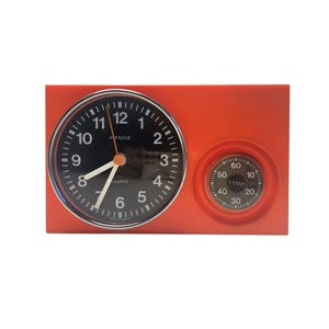 Reloj de pared de cocina vintage de estilo moderno de mediados de siglo, color naranja, con temporizador, marca Kienzle. Fabricado en Alemania en los años 70.