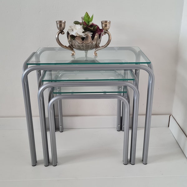 vintage Mid Century Modern Nesting Table Ensemble de 3 cadres enduits de couleur argent et plateaux de table en verre trempé inutilisés dans la boîte d’origine