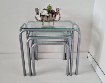 Juego de mesa nido moderna de mediados de siglo: marco plateado, tablero de vidrio, sin usar