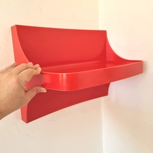 Vintage vägghylla från mitten av århundradet i plast från 80-talet