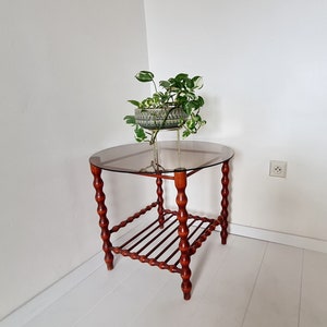 Vintage Mid Century moderne Holztisch mit rauchigem Glas