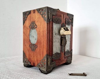 Vintage Hölzerne chinesische Schmuckschatulle, Jade-Akzente, antiker Organizer