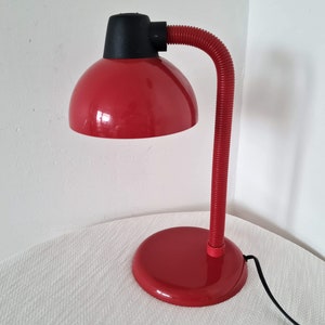 Vintage Memphis Milano Stil rote Metall Tischlampe 1990er Jahre