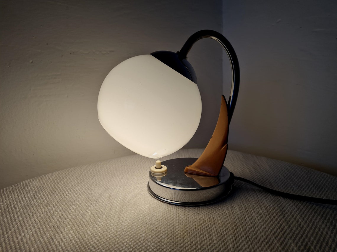 Vintage Bauhaus nickel table lamp Zukov with a glass ball shade, foto 3 di 5