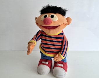 La canción Tickle Me Ernie de Mattel. Персонаж из Улицы Сезам в рабочем состоянии. Говорит по-немецки, падает и смеется.